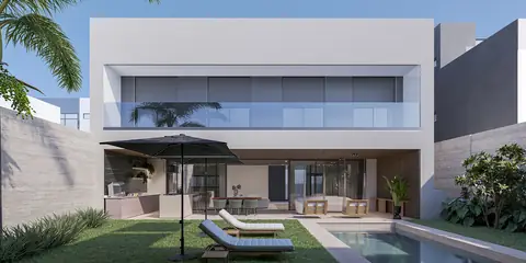 Fundos da casa com piscina, deck e varanda